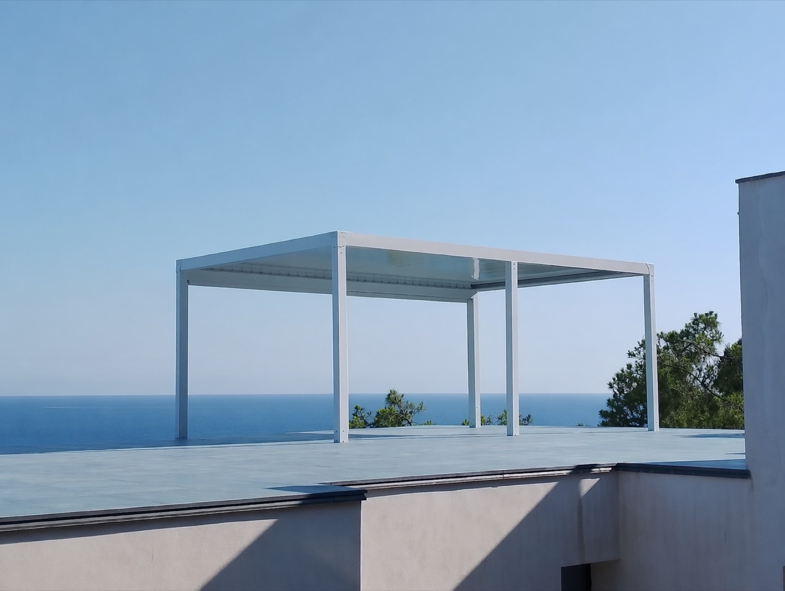 Pergola bioclimatica con vista mare